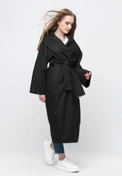 배경에 코트를 아름다운 스튜디오 광고의 옷차림 — 스톡 사진