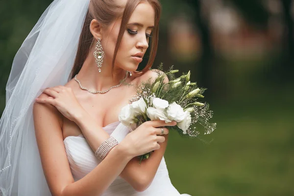 Bela Noiva Vestido Noiva Magnífico Posando Entre Vegetação Rua Menina — Fotografia de Stock