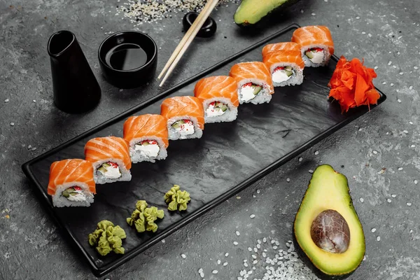 Sushi Philadelphia Kamenném Ozdobném Talíři — Stock fotografie