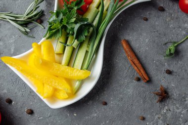 Biber, salatalık ve domatesli sebze tabağı..