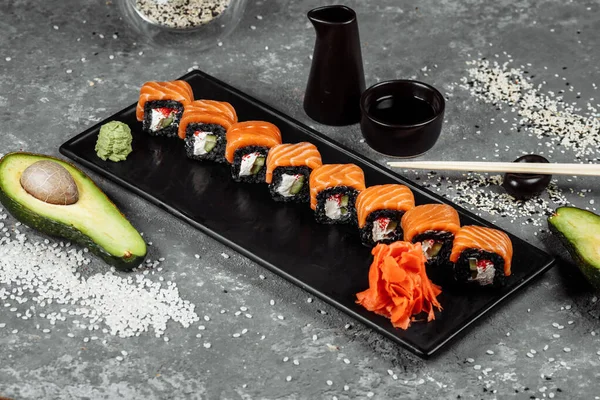 Sada Sushi Rolls Philadelphia Červenými Rybami Smetanový Sýr Černý Vzestup — Stock fotografie