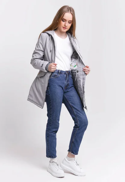 Mujer Joven Con Una Chaqueta Primavera Sobre Fondo Blanco Concepto — Foto de Stock