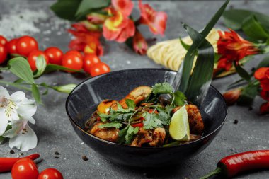 Japon yemeği: Tavuk ve sebzeli soba eriştesi.