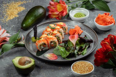 Somon balıklı suşi rulosu. Avokado kraliyet krem peyniri. Philadelphia havyarlı havyar tobika chuka. Suşi menüsü. Japon yemeği..