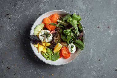 Taze, hafif bir kahvaltı, iş yemeği. Haşlanmış yumurta, karabuğday, kırmızı balık, taze salata, salatalık ve kiraz domatesli kahvaltı, iş yemeği konsepti.