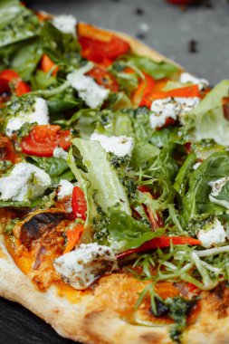 Peynirli domatesli vejetaryen pizza..