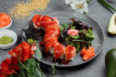 Japon suşi-kırmızı ejderha. Avokado, somon ve suşi peyniri. Üst görünüm.