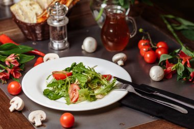 Tavuklu Sezar salatası, vişneli domates, marul..