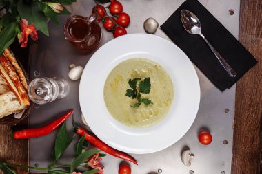 Lezzetli kremalı kabak çorbası. Kolay yaz diyet yemeği..