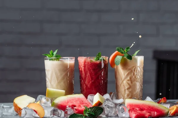 Bessen Smoothie Met Vallende Stukken Fruit — Stockfoto