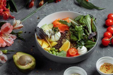 Taze, hafif bir kahvaltı, iş yemeği. Haşlanmış yumurta, karabuğday, kırmızı balık, taze salata, salatalık ve kiraz domatesli kahvaltı, iş yemeği konsepti.