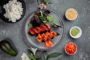 Japon suşi-kırmızı ejderha. Avokado, somon ve suşi peyniri. Üst görünüm.