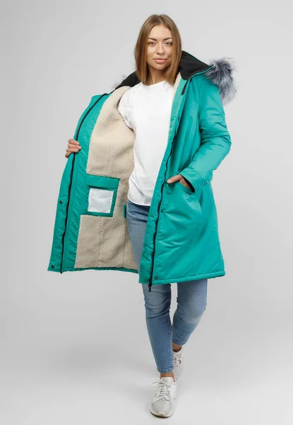 Jonge Vrouw Winterkleding Witte Achtergrond Fotoconcept Voor Reclame Voor Een — Stockfoto