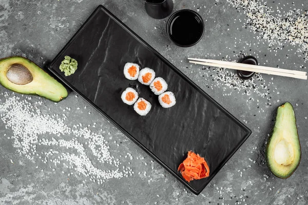 简单的意大利面和新鲜鲑鱼 Sushi 灰色背景 — 图库照片