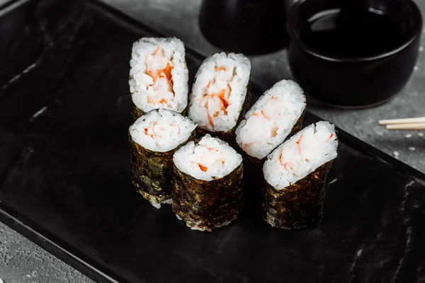 Eenvoudige Maki Met Garnalen Sushi Een Grijze Achtergrond — Stockfoto