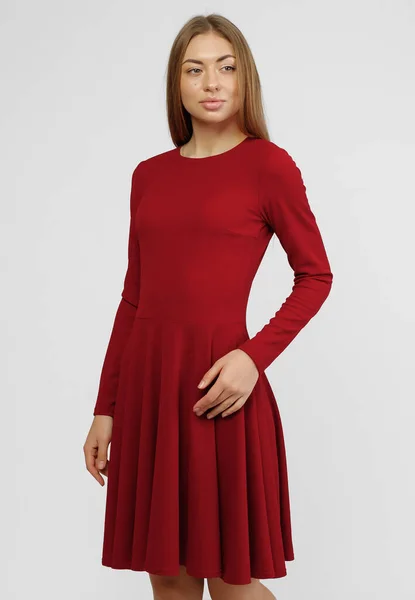 Una mujer preciosa. Retrato de hermosa mujer joven sonriente de pie en lindo vestido rojo aislado sobre fondo blanco en toda su longitud. el concepto de vestidos publicitarios para la tienda —  Fotos de Stock