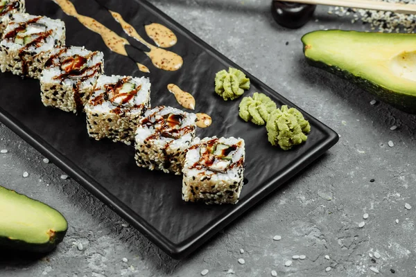 Kaliforniai Sushi Füstölt Angolnával Uborkával Avokádóval Sushi Menü Japán Élelmiszer — Stock Fotó