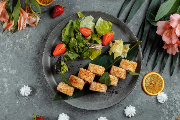 Maki Suşi - bir rulo krem peynir, çilek, avokado ve kızarmış somon. Yaz mevsimlik suşi ruloları.
