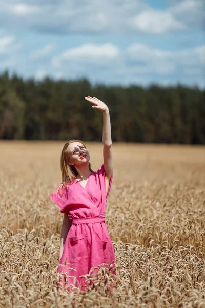 Uma Bela Jovem Está Andando Campo Trigo — Fotografia de Stock