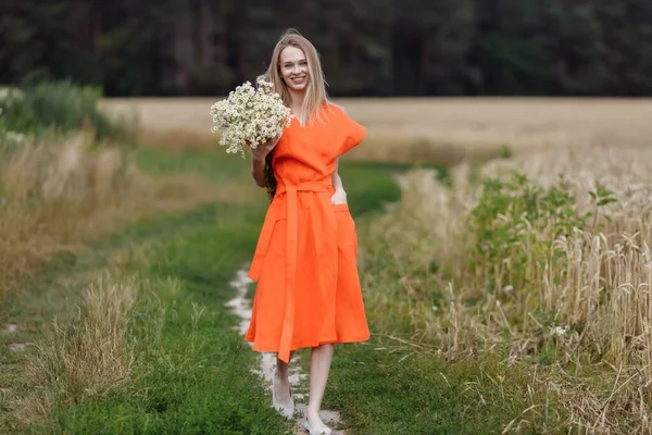 Una Bella Giovane Donna Cammina Campo Grano — Foto Stock