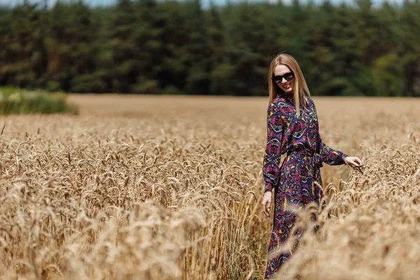 Красивая Молодая Женщина Идет Пшеничному Полю — стоковое фото