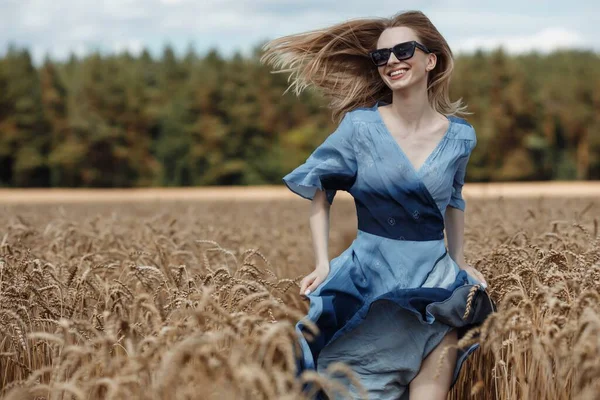 Uma Bela Jovem Está Andando Campo Trigo — Fotografia de Stock