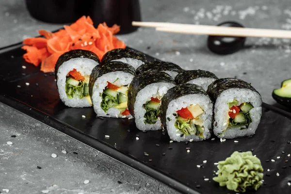 Vejetaryen Maki Suşi - Domates, salatalık, Bell Pepper, Salata Yaprağı ve Japon mayonezinden yapılmış rulo.