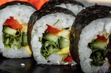 Vejetaryen Maki Suşi - Domates, salatalık, Bell Pepper, Salata Yaprağı ve Japon mayonezinden yapılmış rulo.