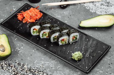 Vejetaryen Maki Suşi - Domates, salatalık, Bell Pepper, Salata Yaprağı ve Japon mayonezinden yapılmış rulo.