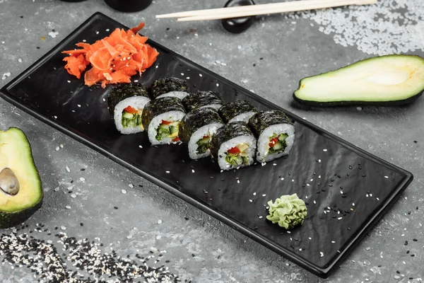 Vegetáriánus Maki Sushi Paradicsomból Uborkából Bell Pepperből Salátalevélből Japán Majonézből — Stock Fotó