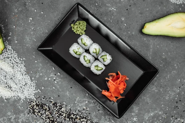 Heerlijk Sappig Verrukkelijk Maki Met Komkommer Sushi Een Grijze Achtergrond — Stockfoto