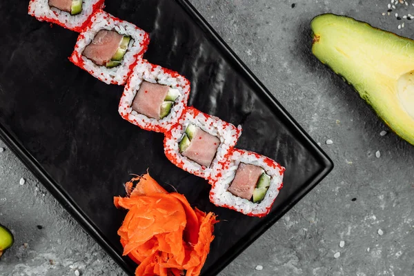 Sushi Kaliforniai Tekercs Tonhallal Kaviárban — Stock Fotó