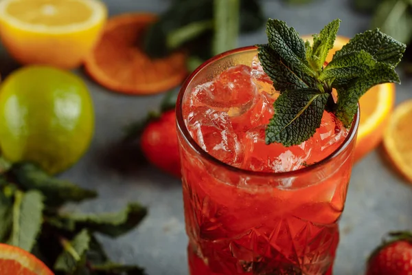 Bebidas Refrescantes Coloridas Para Verão Suco Limonada Morango Frio Com — Fotografia de Stock