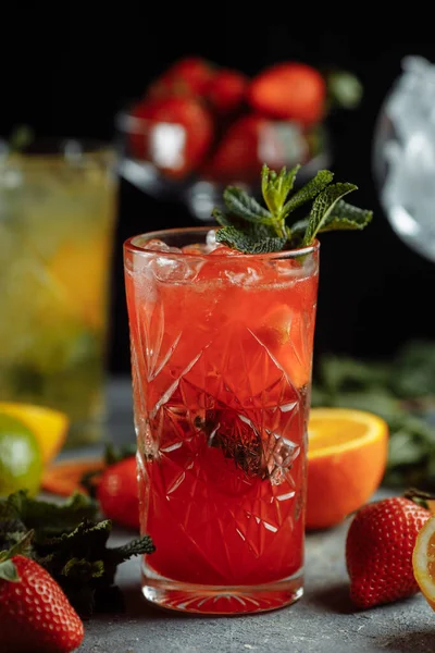 Bebidas Refrescantes Coloridas Para Verão Suco Limonada Morango Frio Com — Fotografia de Stock