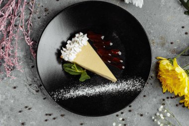 Tatlı - Çilek soslu peynirli kek ve nane şekeri.