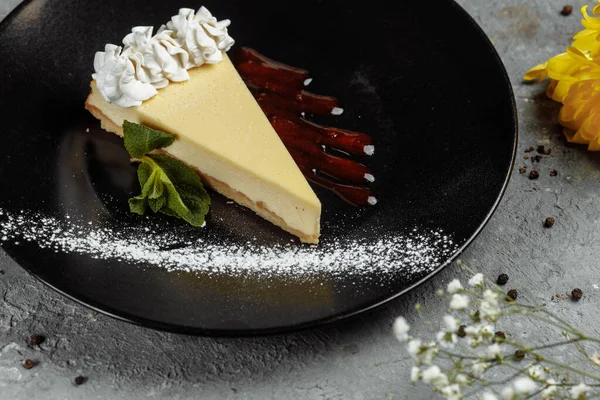 Dessert Käsekuchen Mit Beerensauce Und Grüner Minze — Stockfoto