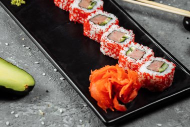 Havyarlı ton balıklı suşi California sarması..