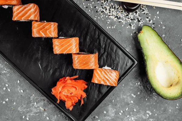 Sada Sushi Rolls Philadelphia Červenými Rybami Smetanový Sýr Černý Vzestup — Stock fotografie