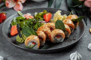 Maki Suşi - bir rulo krem peynir, çilek, avokado ve kızarmış somon. Yaz mevsimlik suşi ruloları