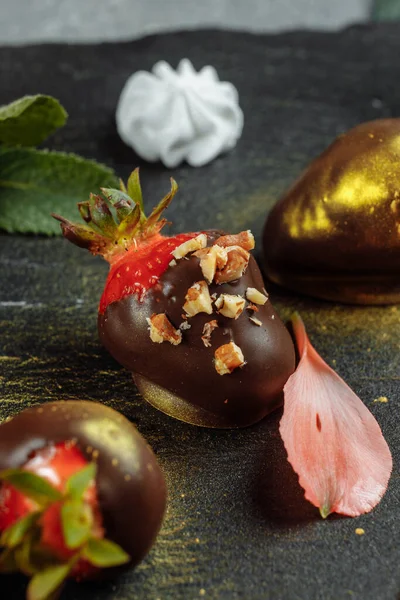 신선 한 초콜릿은 회색 장식의 배경으로 딸기를 뒤덮었습니다. 여름철 식단 광고에 대한 개념 — 스톡 사진