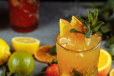 Yaz için renkli ferahlatıcı içecekler, dilimlenmiş taze limonlarla süslenmiş buzlu soğuk çilekli limonata suyu.