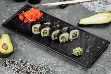 Vejetaryen Maki Suşi - Domates, salatalık, Bell Pepper, Salata Yaprağı ve Japon mayonezinden yapılmış rulo