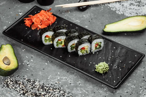 Vegetáriánus Maki Sushi - Paradicsomból, uborkából, Bell Pepperből, salátalevélből és japán majonézből készült tekercs — Stock Fotó