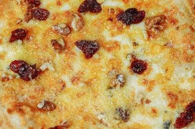 Sıcak dört peynir lezzetli ev yapımı Amerikan pizzası. Siyah masada kalın hamurlu.