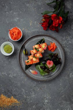 Somon balıklı suşi rulosu. Avokado kraliyet krem peyniri. Philadelphia havyarlı havyar tobika chuka. Suşi menüsü. Japon yemeği.