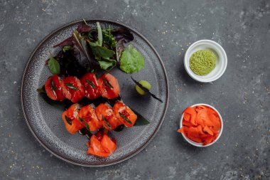 Japon suşi-kırmızı ejderha. Avokado, somon ve suşi peyniri. Üst görünüm