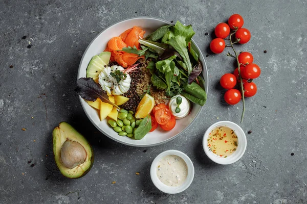 Taze, hafif bir kahvaltı, iş yemeği. Haşlanmış yumurta, karabuğday, kırmızı balık, taze salata, salatalık, iş yemeği konsepti.
