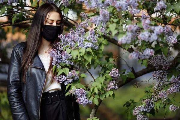 Girl Medical Mask Background Blossoming Lilac Park Black Mask Protection — Stock Photo, Image