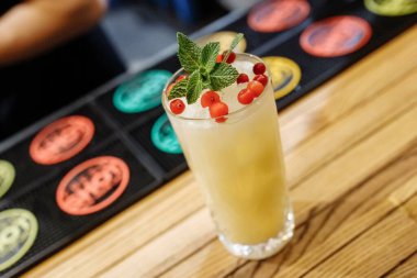 Yaban mersinli limonata ve barın üstünde nane şekeri ile süslenmiş portakal..