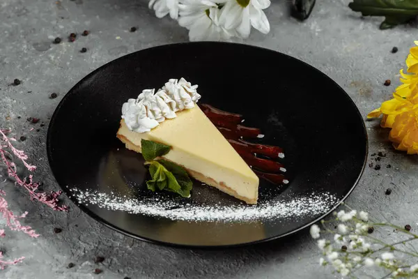 Dessert - Käsekuchen mit Beerensauce und grüner Minze — Stockfoto